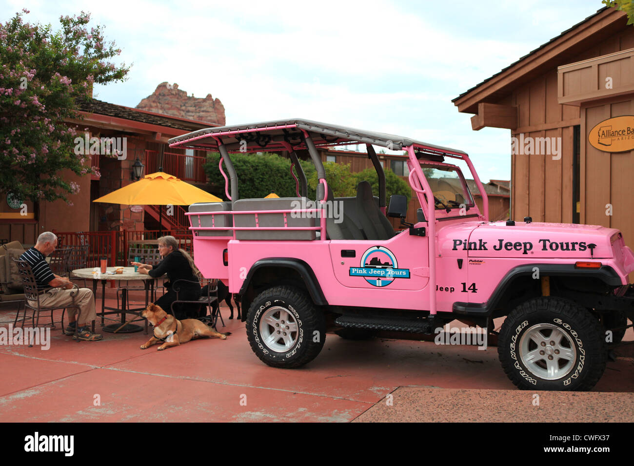 Pink Jeep dans ville de Sedona en Arizona, États-Unis Photo Stock - Alamy