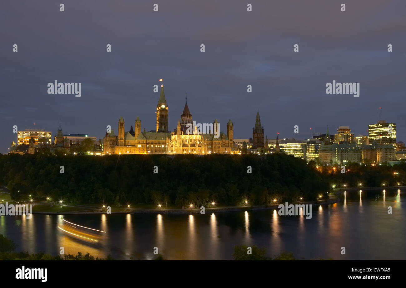 Ottawa - vue sur la rivière des Outaouais, à la colline du Parlement dans la soirée Banque D'Images