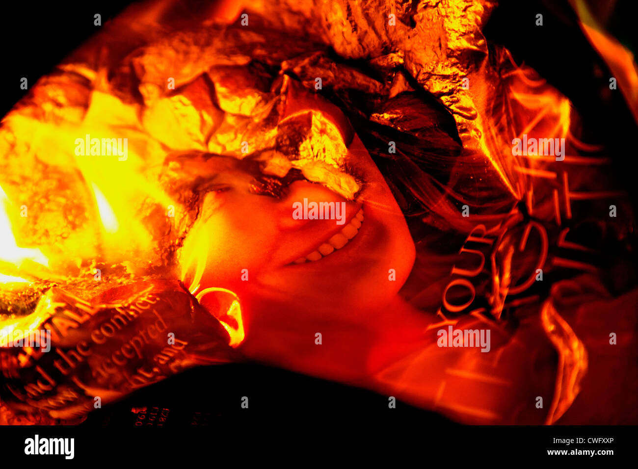 Couverture de magazine de mode brûler dans un incendie Banque D'Images