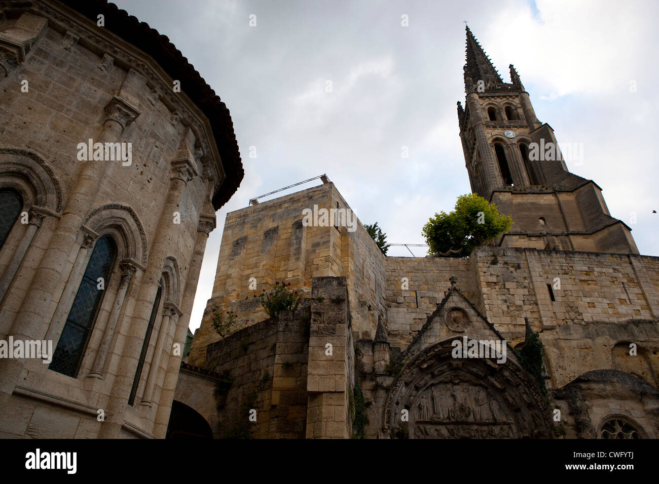 SAINT-EMILION l'église monolithe tiré du Square de Saint Emilion, dans le sud de la France Banque D'Images