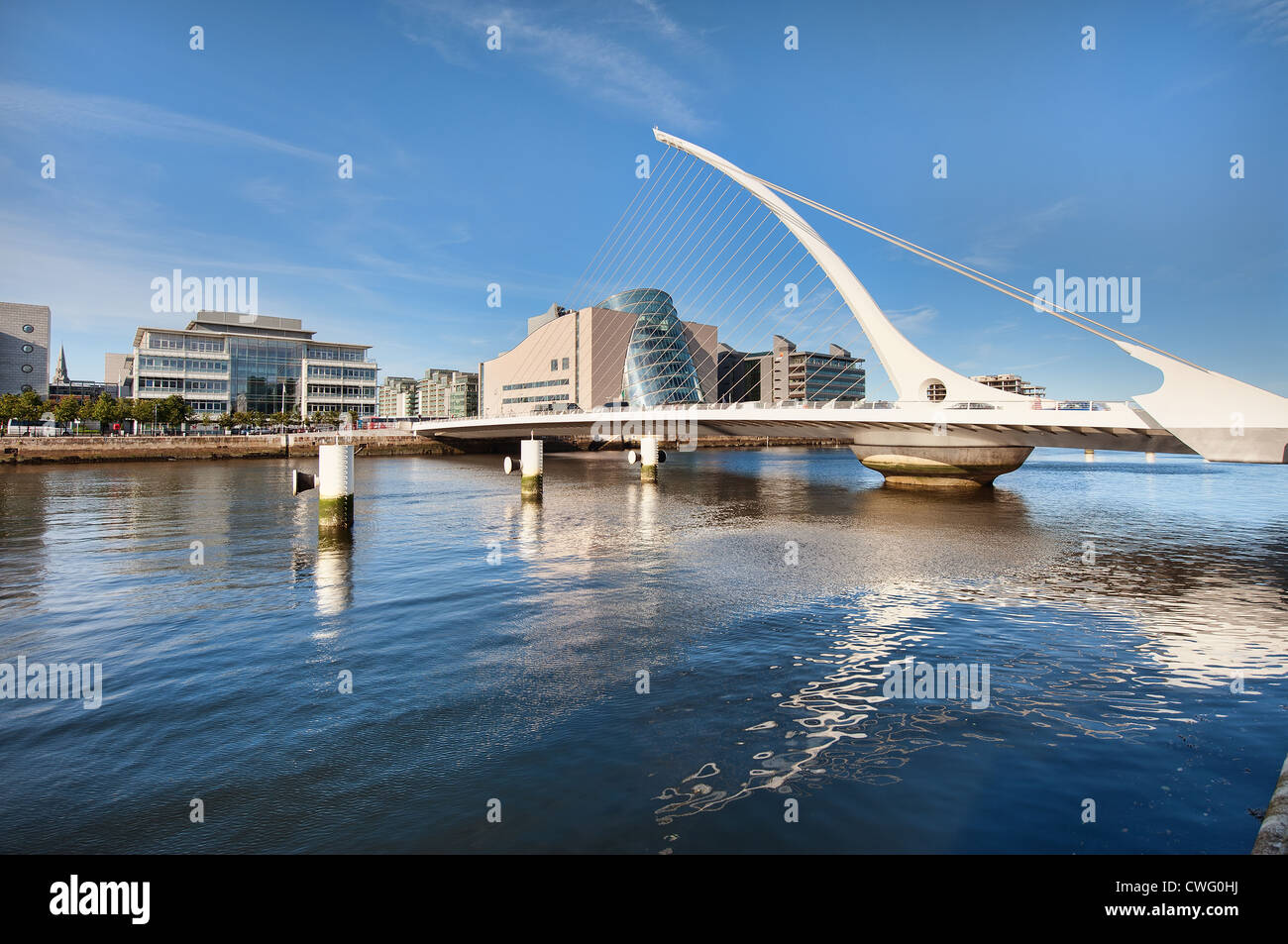 Samuel Beckett Bridge sur la rivière Liffey à Dublin, Irlande en été Banque D'Images