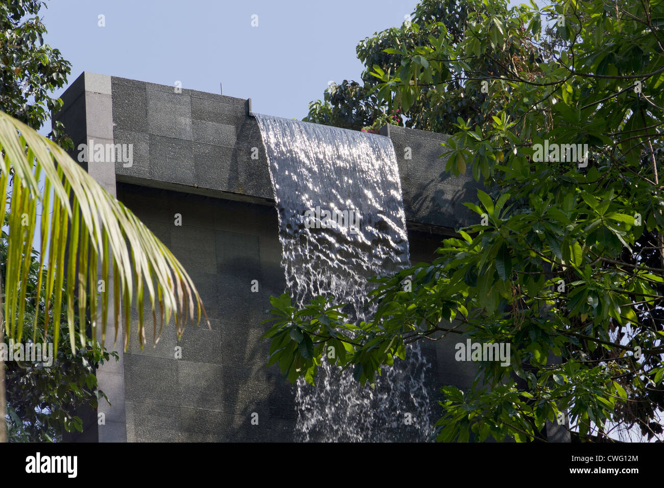 Chute d'eau à la piscine du Siloso Beach Resort à Sentosa. C'était très amusant d'agir aux termes de ce torrent d'eau. Banque D'Images