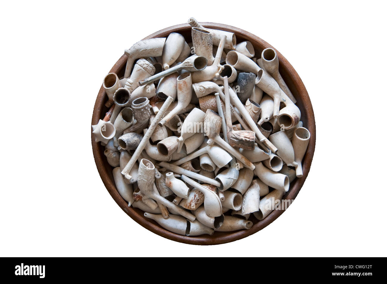 Une collection de vieilles pipes de tabac en argile trouvée à marée basse dans la boue de la Tamise à Londres, au Royaume-Uni, tout en larguant Banque D'Images