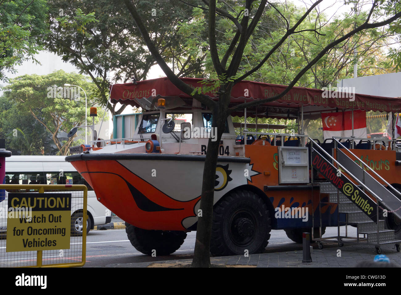Véhicule amphibie utilisé pour ducktour à Singapour. Le véhicule prend des gens sur une partie de la rue et passe ensuite à l'eau. Banque D'Images