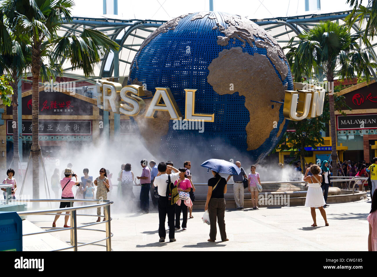 Globe at Universal Studios park à Sentosa à Singapour. Il y a une pulvérisation fine à la base et aux touristes de prendre des photos là-bas. Banque D'Images
