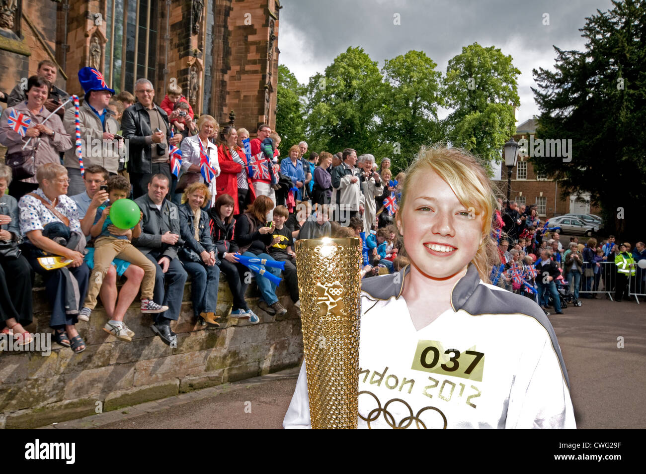 Jolie Molly Jackson, 14 ans, attend de sa propre lumière pour la flamme de la flamme olympique de Londres 2012 dans la Cathédrale de Lichfield Fermer Banque D'Images