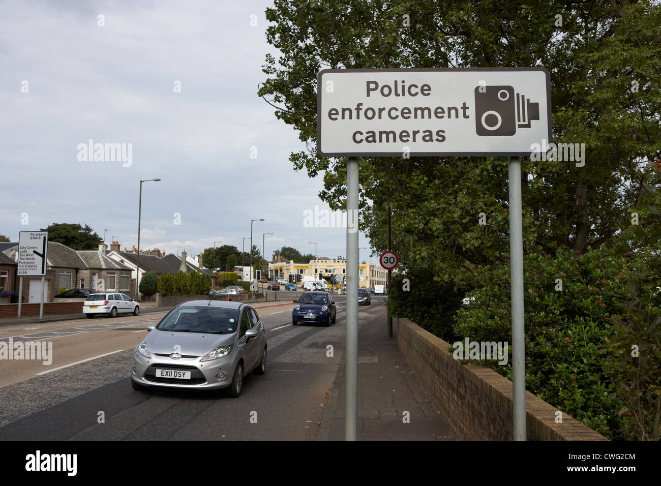 Voitures qui passent de l'application de la police d'avertissement de l'appareil photo Edinburgh, Scotland, UK, Royaume-Uni Banque D'Images