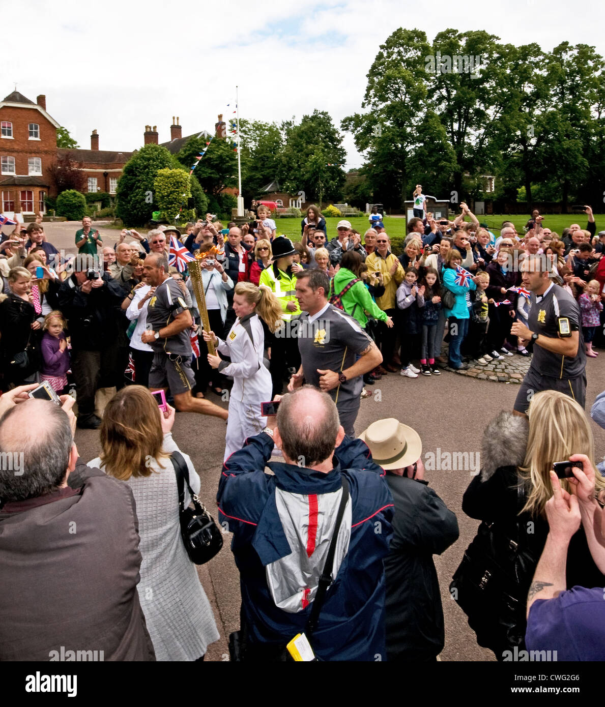 Jolie Molly Jackson, 14 ans, porte le flambeau olympique de 2012 à Londres par la Cathédrale de Lichfield Fermer à Lichfield Banque D'Images