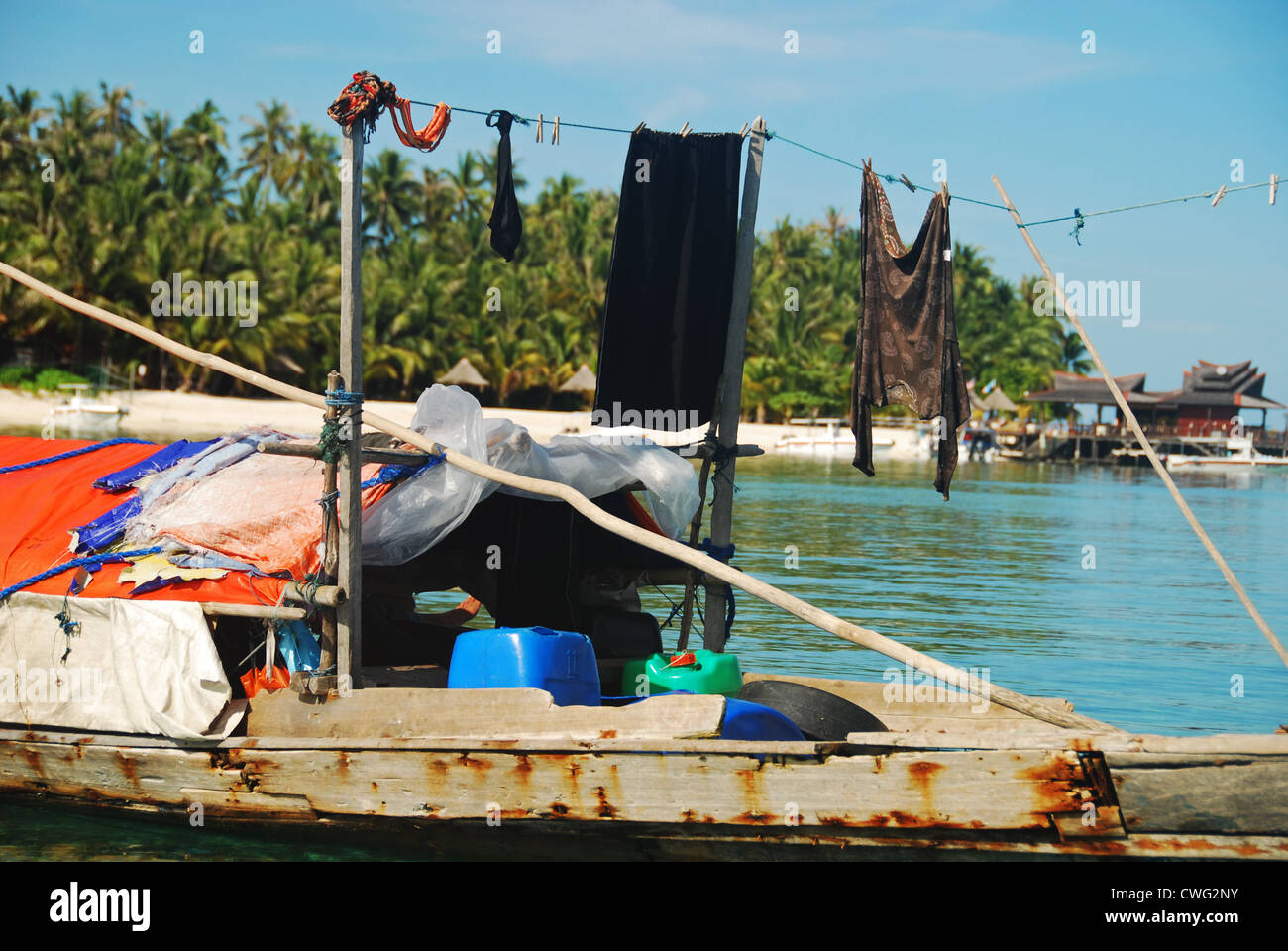 La Malaisie, Bornéo, Semporna, Mabul, Lau Dayak (gitans de la mer) qui vivent sur des bateaux et des maisons en bois sur pilotis Banque D'Images