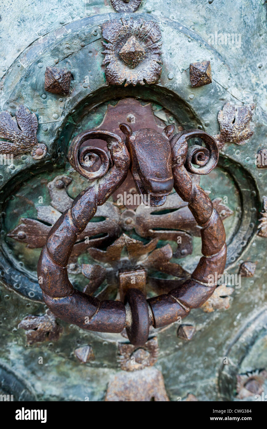 Poignée de porte avec une tête d'animal. Cathédrale de Gérone, Espagne. Banque D'Images