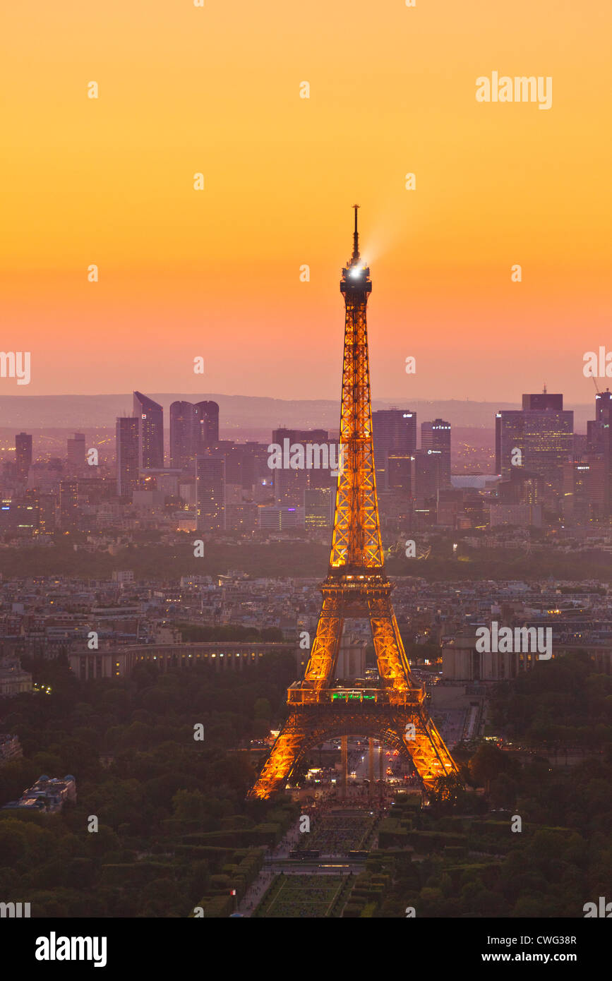 Toits de Paris au coucher du soleil montrant la tour Eiffel et ses environs France Europe de l'UE Banque D'Images