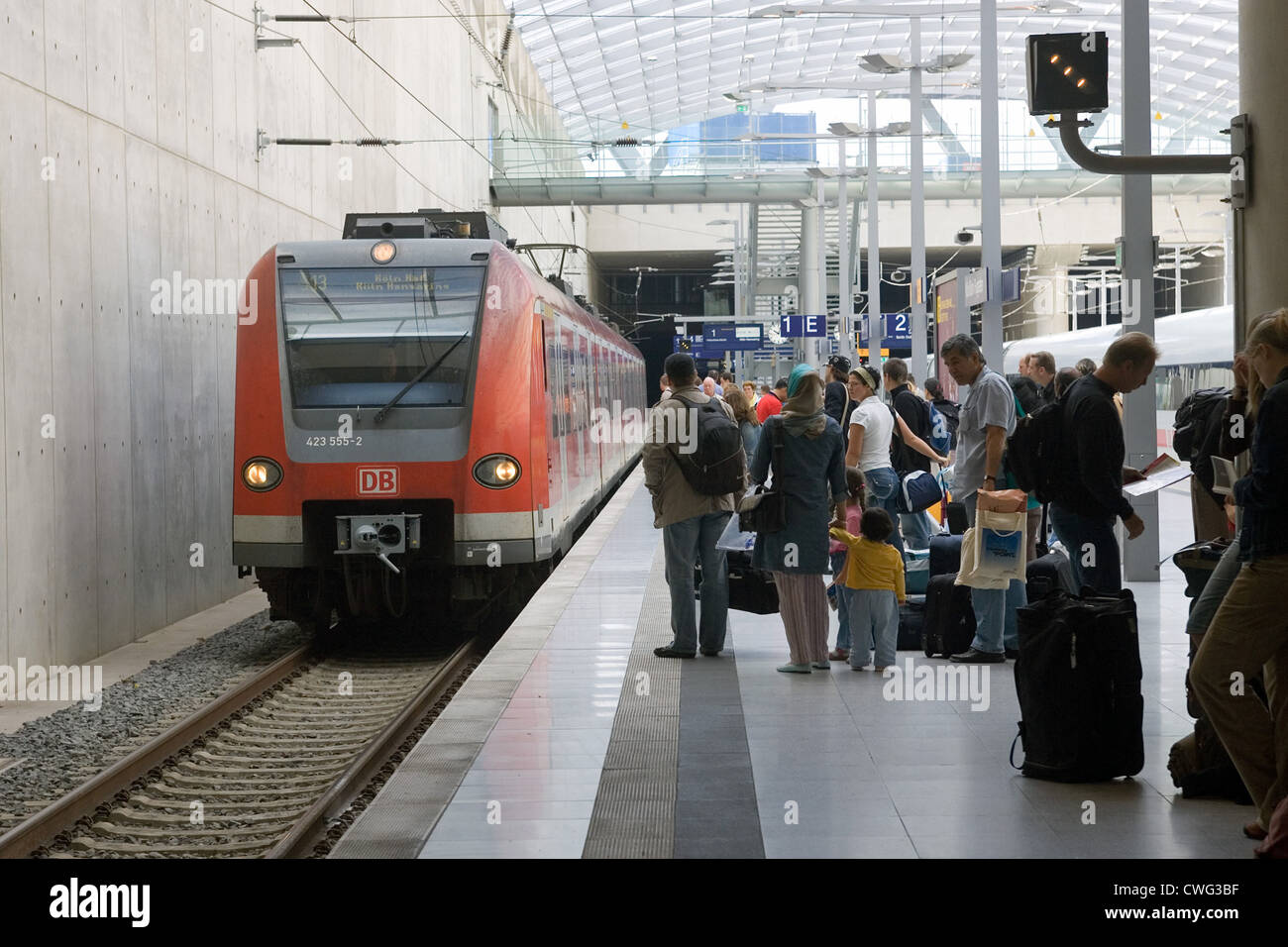 Koeln, les voyageurs sur la plate-forme à l'aéroport Cologne-Bonn Banque D'Images