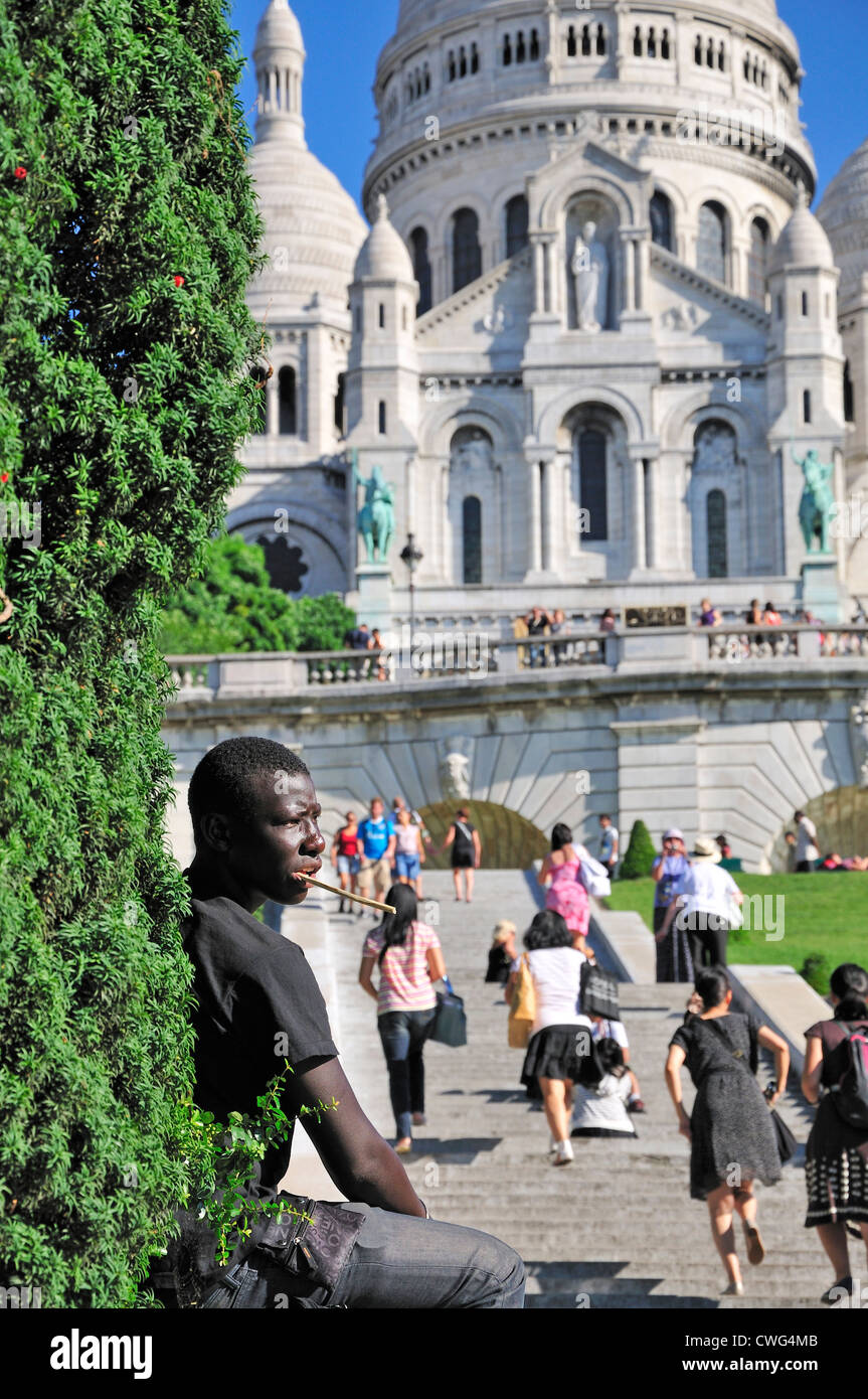 Paris, France. Sacré-cœur. Vendeur de souvenirs d'Afrique du Nord sur les marches Banque D'Images