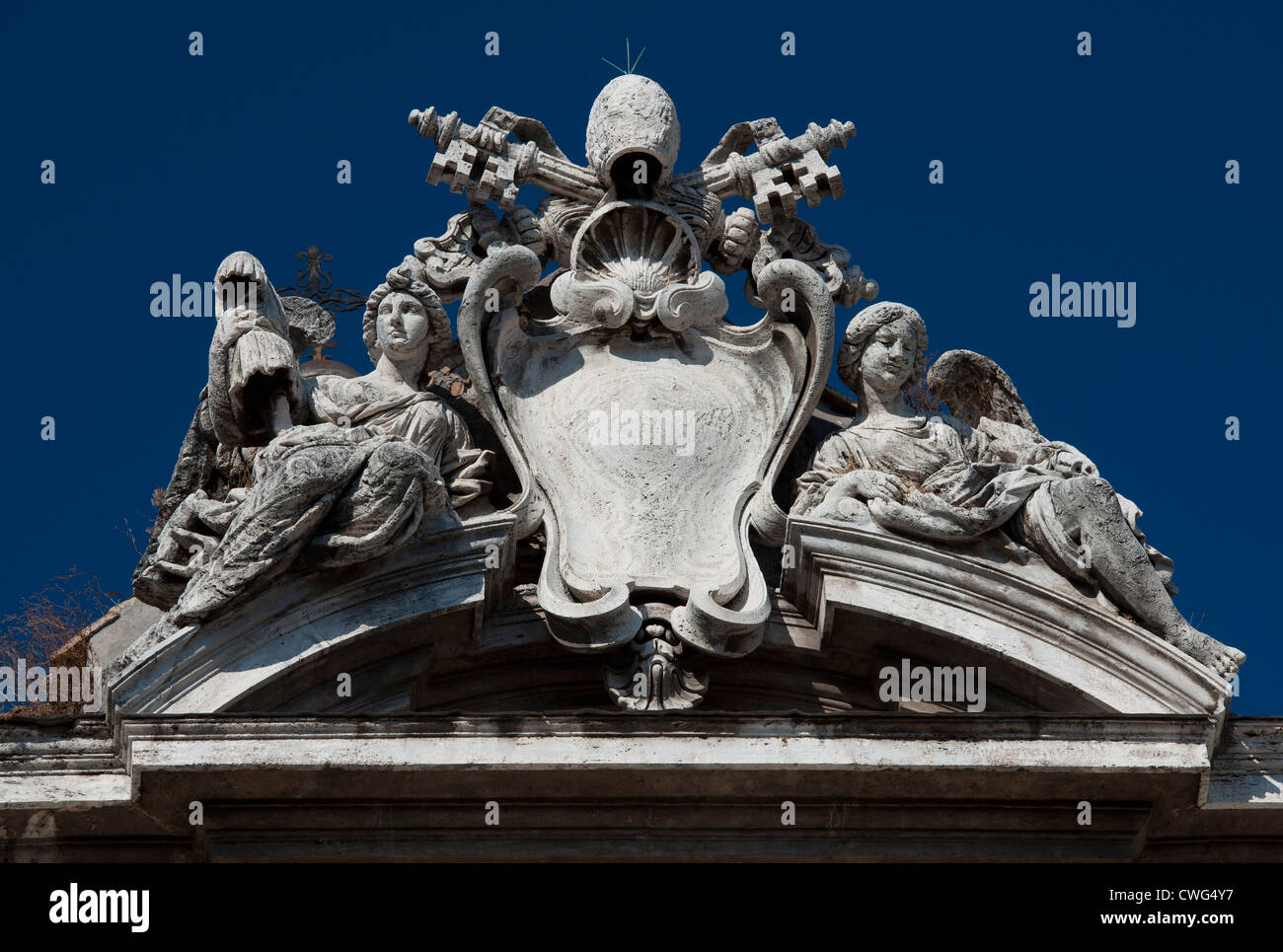 Sculpture au-dessus de l'entrée de l'église Santi Luc e Martina, Rome, Italie. Banque D'Images