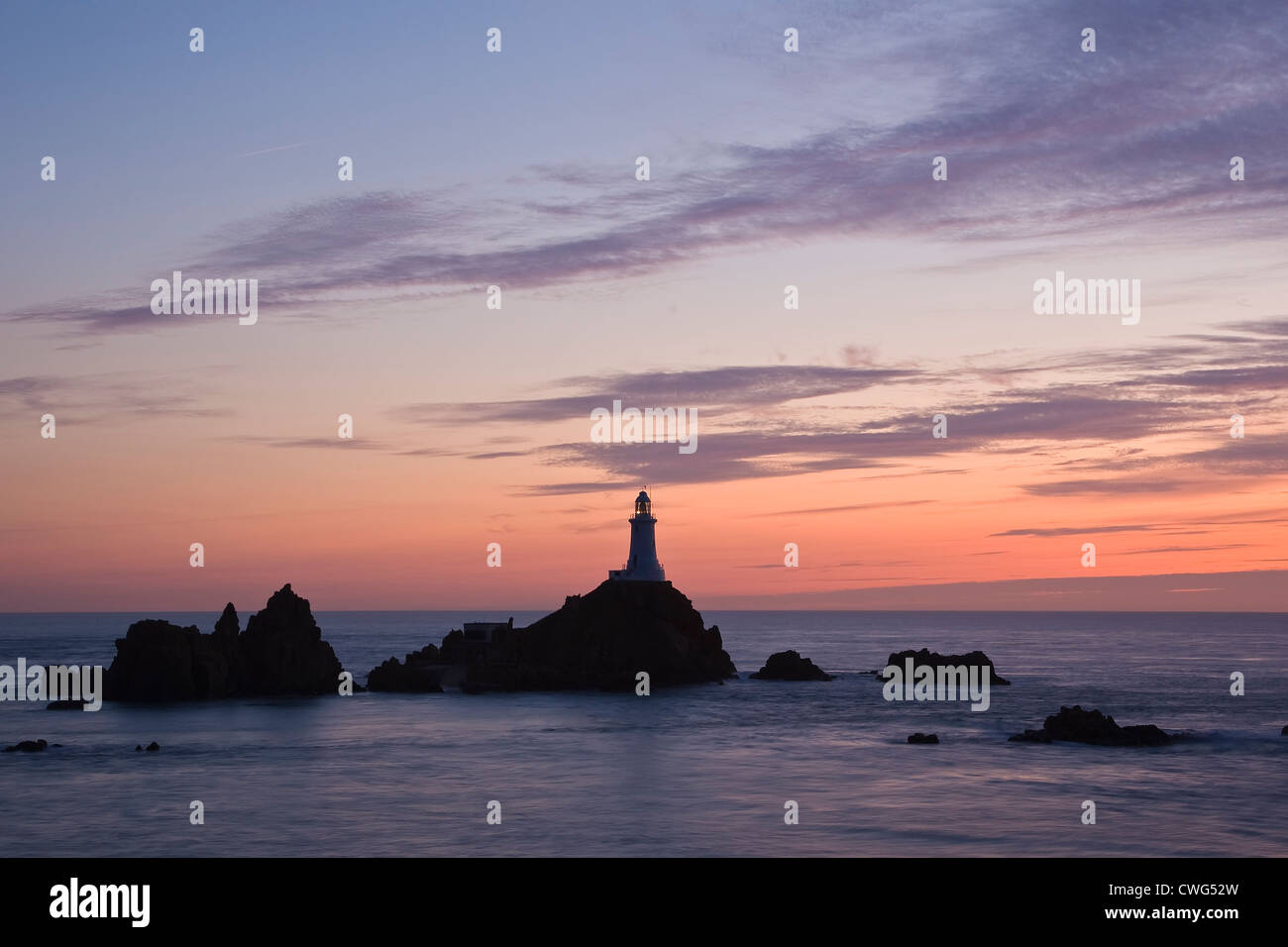 Corbiere lighthouse au coucher du soleil, Jersey, Channel Islands, Royaume-Uni Banque D'Images