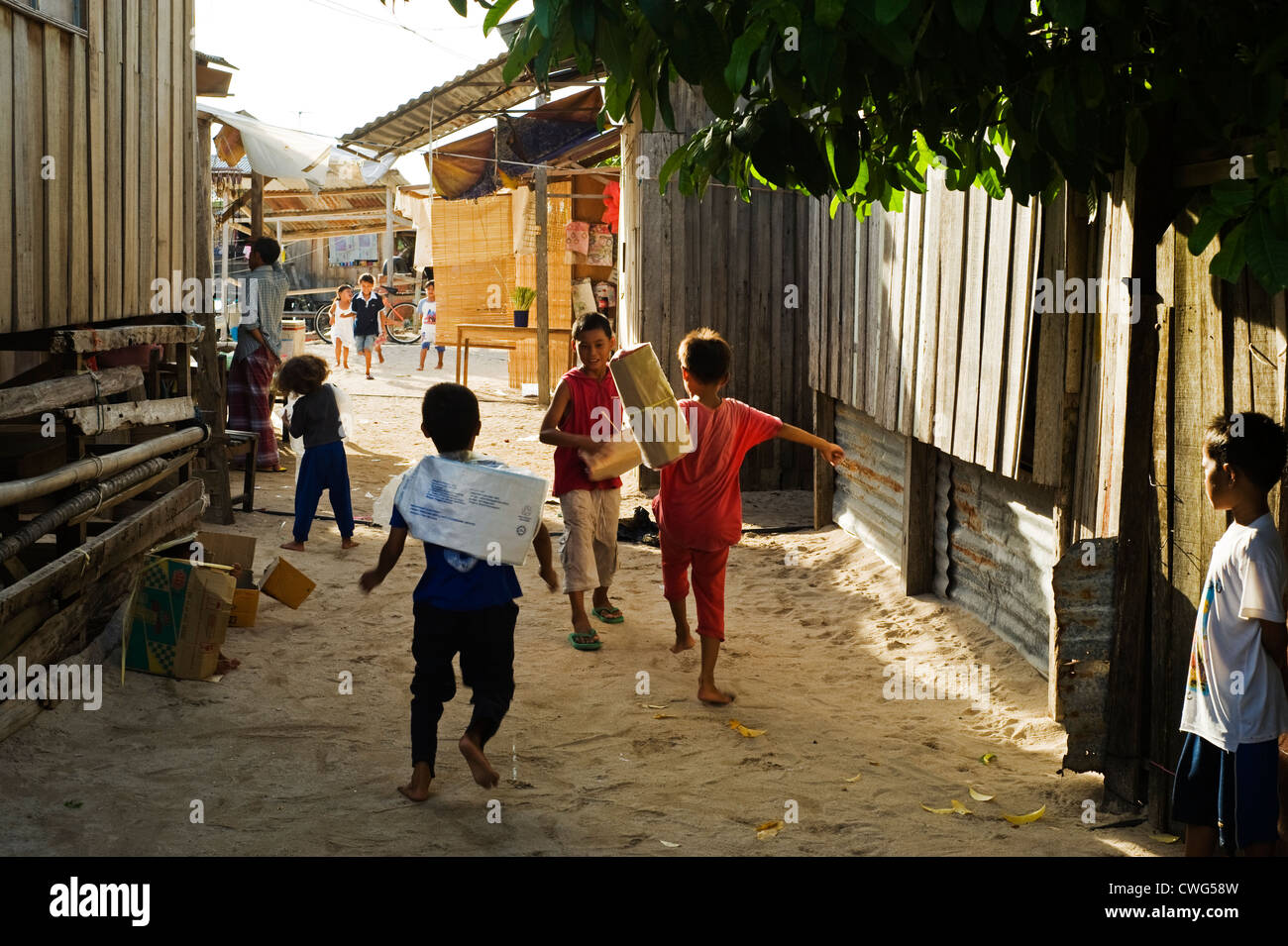 La Malaisie, Bornéo, Semporna, Mabul, enfants jouant dans la rue Banque D'Images