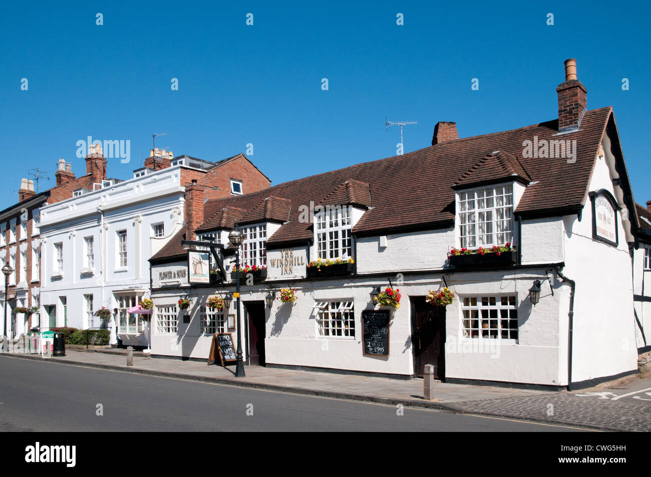 Le Windmill Inn Pub Public House et vieux bâtiments médiévaux sur la rue Church Stratford Upon Avon Banque D'Images