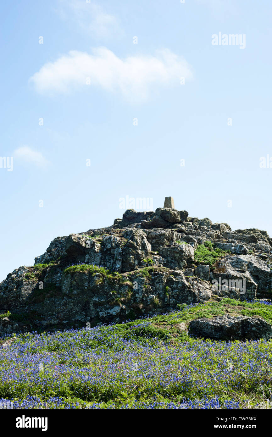 Trig Point ou Point de triangulation sur Skomer Island, dans le sud du Pays de Galles, Royaume-Uni Banque D'Images