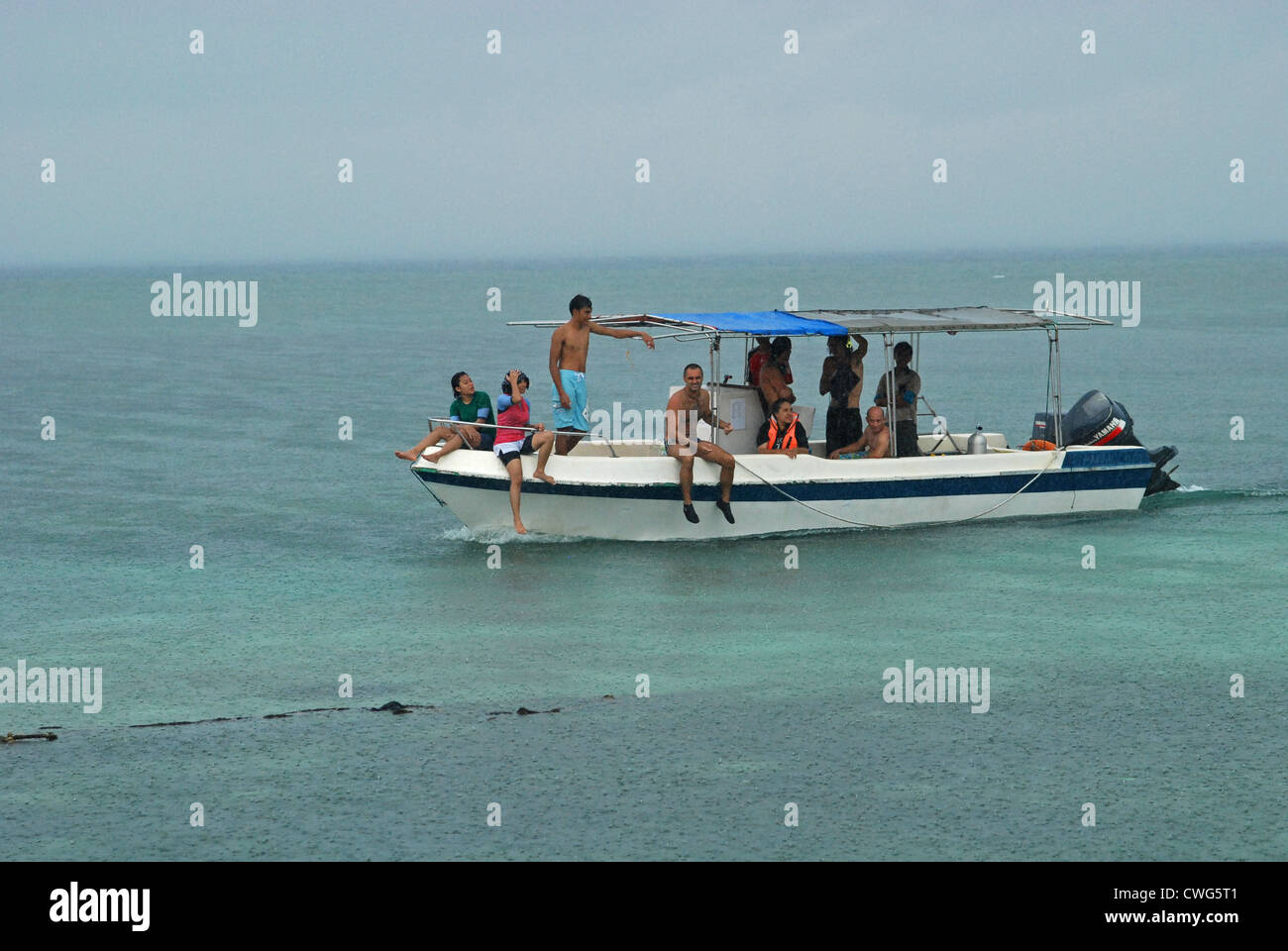 La Malaisie, Bornéo, Semporna, Mabul, les touristes de retour de cours de plongée Banque D'Images