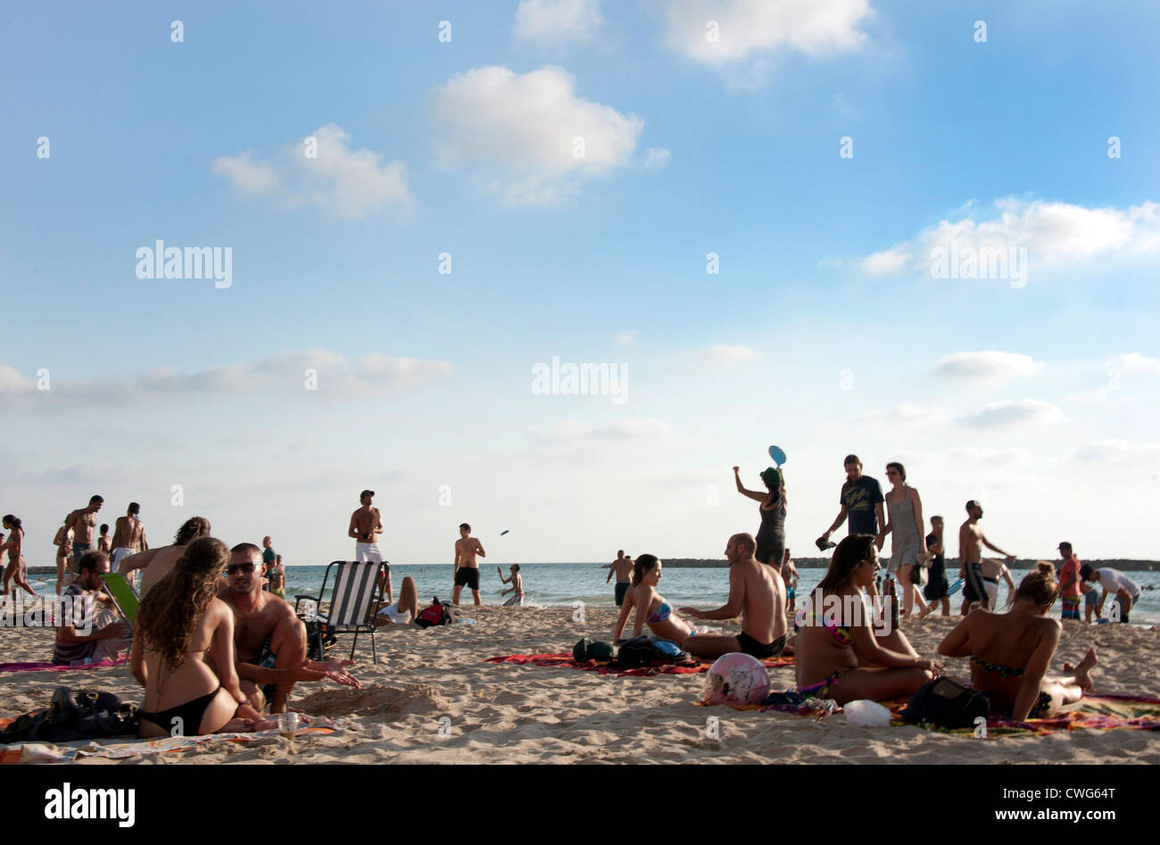 La vie sur une plage de Tel Aviv's wide, Sandy s'étend du littoral méditerranéen, à proximité du centre de Tel Aviv, Israël. Banque D'Images