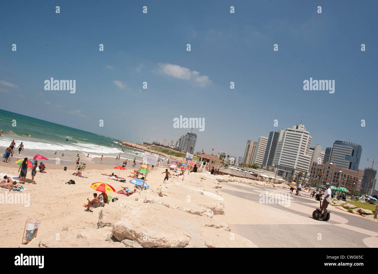La vie sur une plage de Tel Aviv's wide, Sandy s'étend du littoral méditerranéen, à proximité du centre de Tel Aviv, Israël. Banque D'Images
