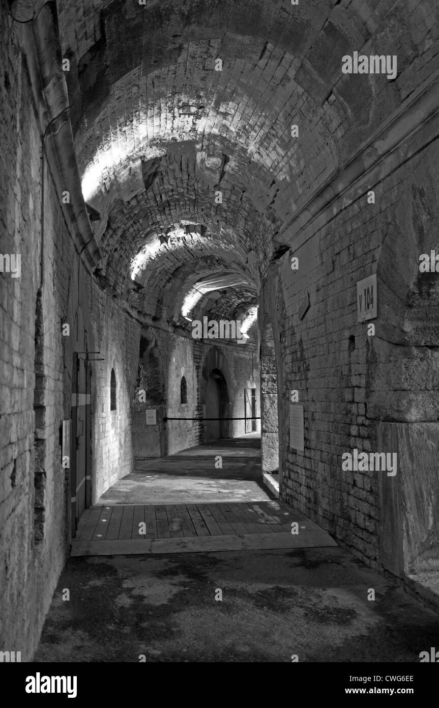En vertu de l'amphithéâtre romain d'Arches ou arena Nimes France montrant voûtes Banque D'Images