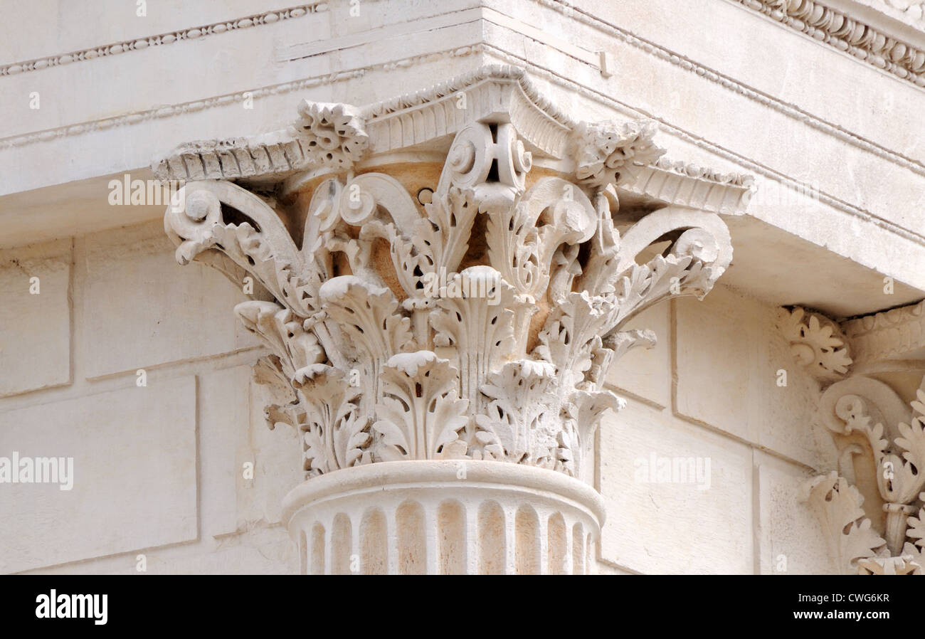 Détail de Maison Carree Temple Romain connu comme la Maison Carrée montrant les chapiteaux corinthiens à Nimes en France Banque D'Images