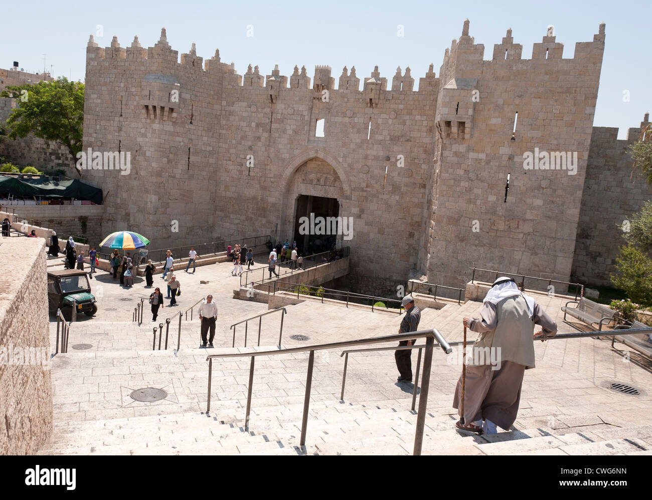 Les gens se réunissent tout au long de la journée à prier au Mur occidental (également connu sous le nom de Mur des lamentations), au coeur de Jérusalem, Israël Banque D'Images