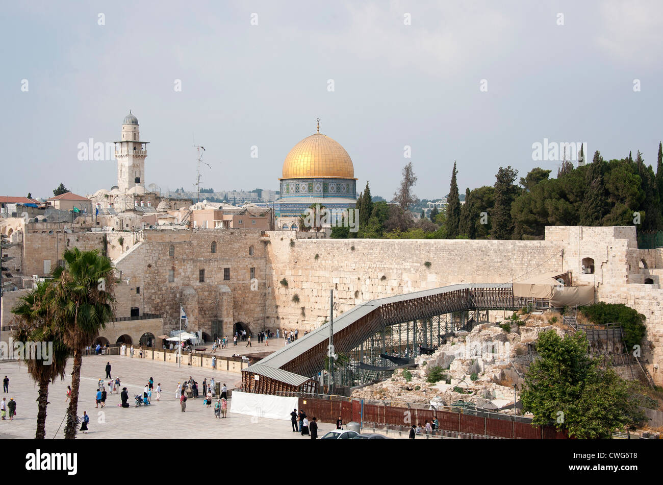 Les gens se réunissent tout au long de la journée à prier au Mur occidental (également connu sous le nom de Mur des lamentations), au coeur de Jérusalem, Israël Banque D'Images