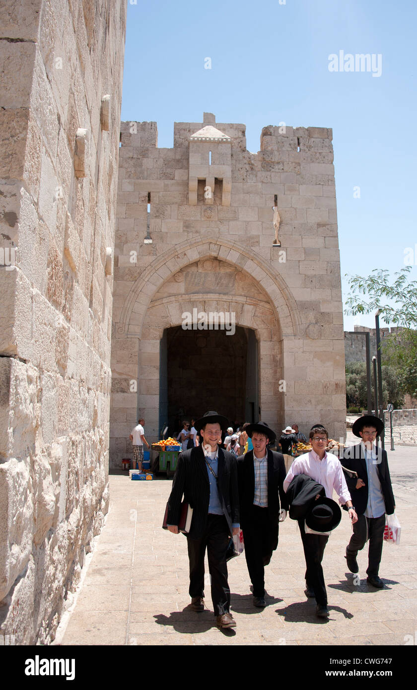 Les hommes juifs à pied près de la porte de Jaffa, Jérusalem, Israël Banque D'Images