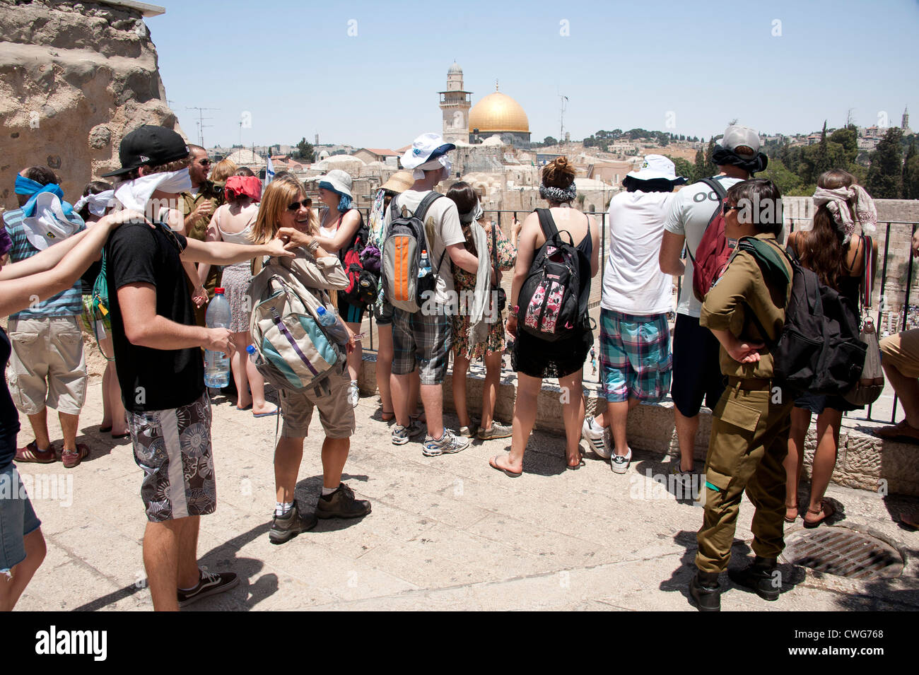 Un groupe de visiteurs sont amenés les yeux bandés dans un point de vue donnant sur le mur occidental, à Jérusalem, Israël Banque D'Images