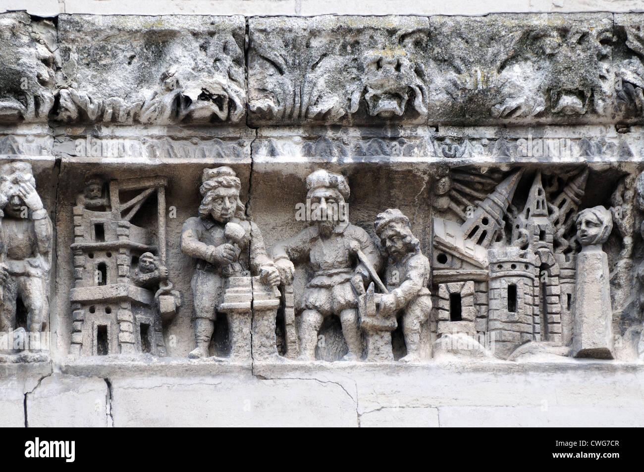 Détail de la cathédrale de Nîmes montrant la sculpture sur pierre médiévale avec maçons travaillant à tour de Babel Nîmes France Banque D'Images