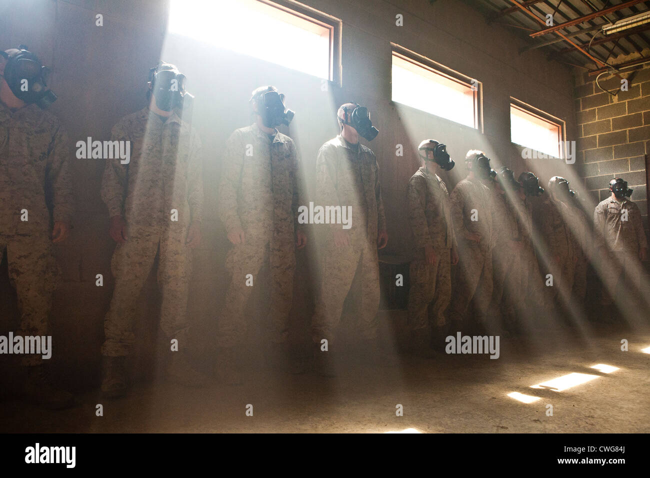 Les Marines américains se tiennent contre le mur à l'intérieur de la chambre à gaz lors d'un exercice d'entraînement au Marine Corps Base Quantico, Virginie, 21 août 2012. Banque D'Images
