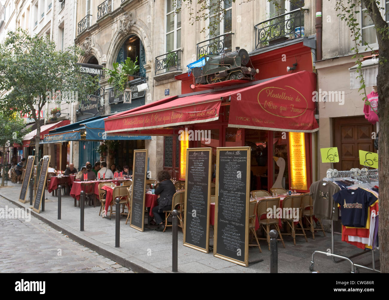 Restaurants dans la Rue de la Harpe, Paris Photo Stock - Alamy