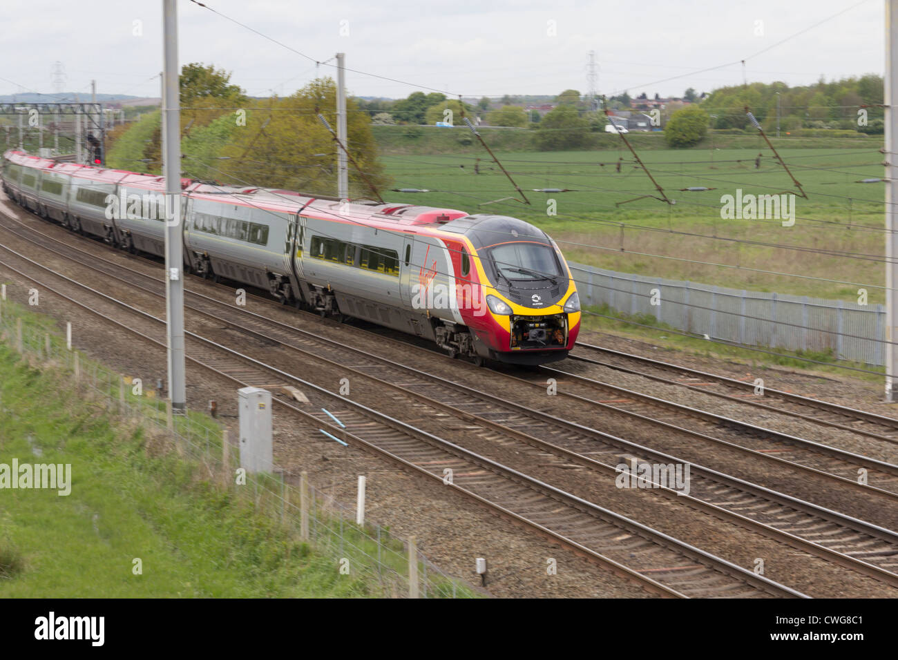 Unité Pendolino Virgin Trains en direction du sud sur la ligne principale de la côte ouest au nord de Warrington. Banque D'Images