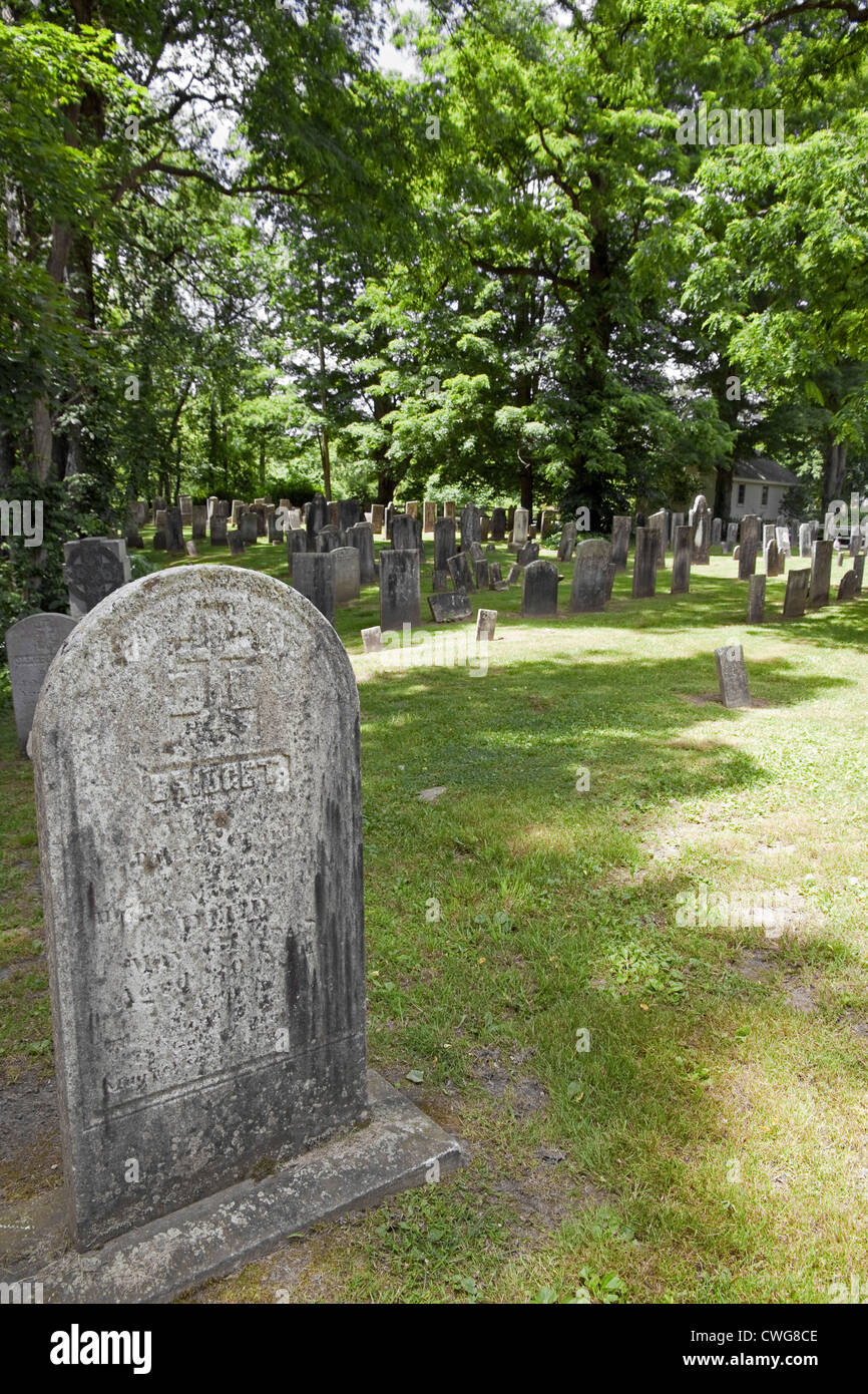 Pierre tombale de l'érosion dans un ancien cimetière. Banque D'Images