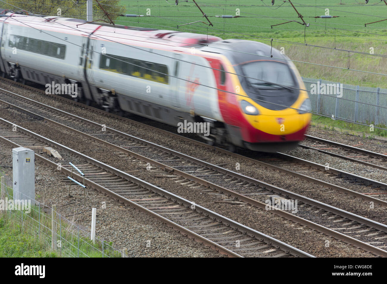 Unité Pendolino Virgin Trains en direction du sud sur la ligne principale de la côte ouest au nord de Warrington. Banque D'Images