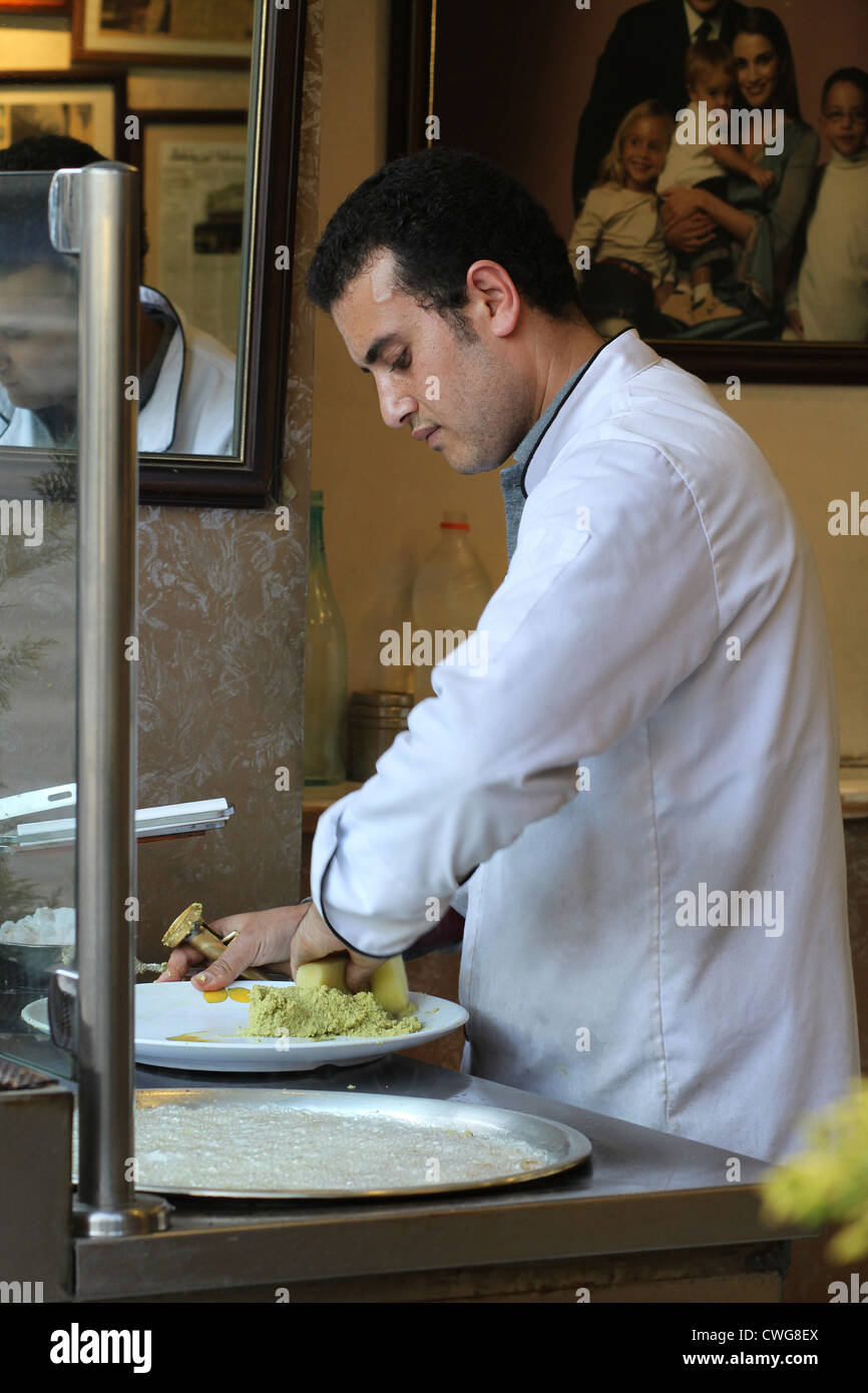 Un jeune homme préparation des boules de falafel falafel Al Qods au célèbre restaurant de la rue Arc-en-ciel à Amman, en Jordanie. Banque D'Images