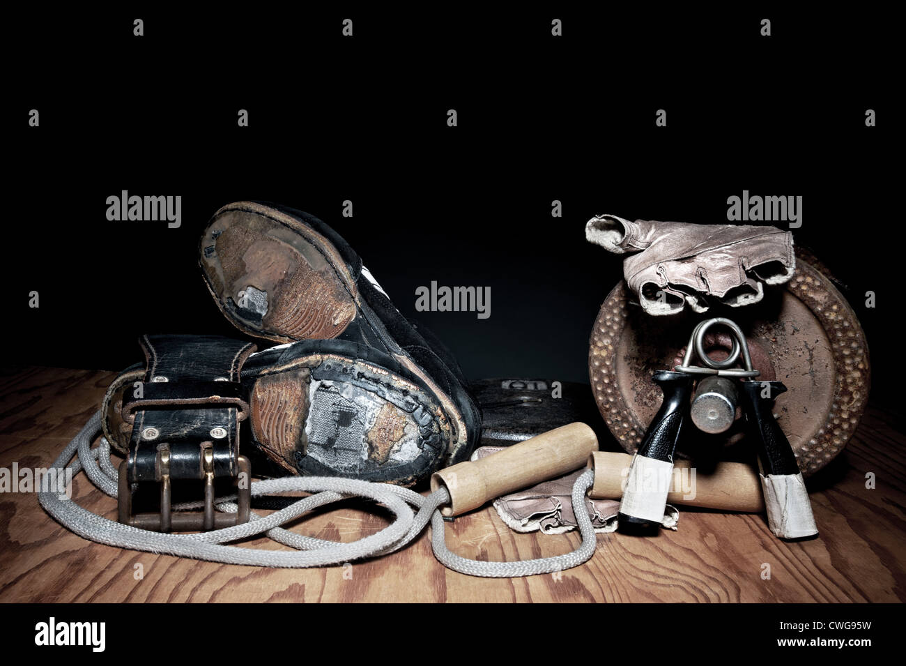 Un ensemble d'utilisé, descendre l'équipement d'exercice, y compris les poignées, une corde à sauter haltères haltérophilie ceinture, chaussures et usés. Banque D'Images