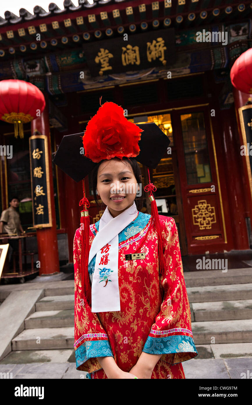 Une jeune femme habillé en costume traditionnel chinois au restaurant  Impérial Fangshan clients Bienvenue au Parc Beihai à Bei Photo Stock - Alamy