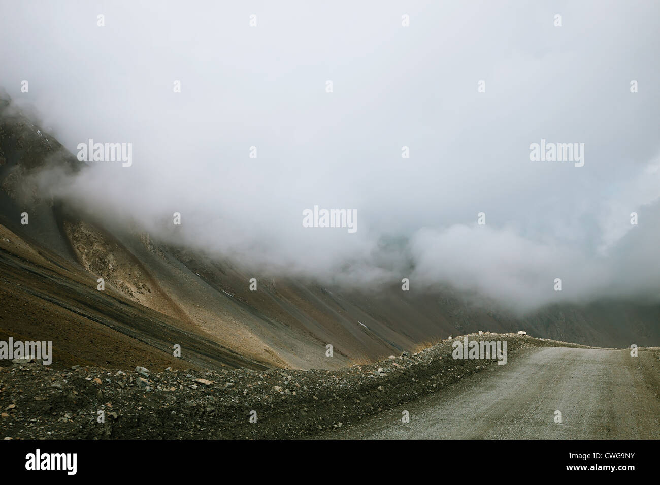 Virage serré de la route de haute montagne vallée de Barskoon au Kirghizistan, Tyan Shan Banque D'Images