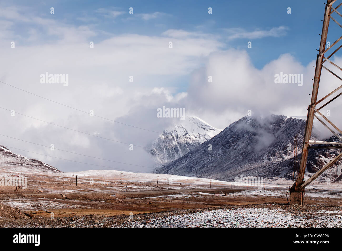 Ligne électrique de la vallée de Barskoon au Kirghizistan, des montagnes Shan Tyan Banque D'Images