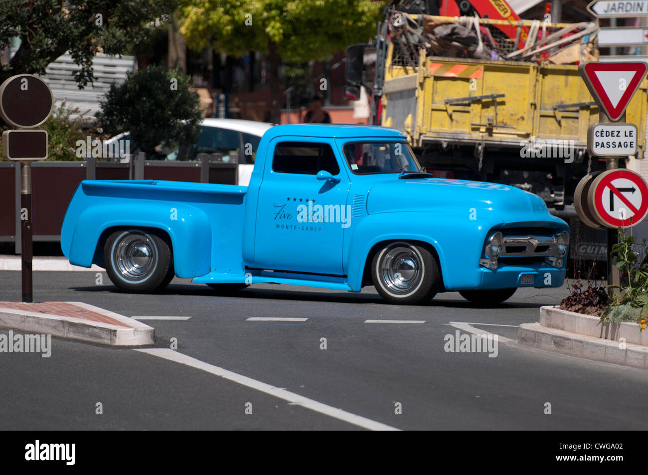 Vieux classique pick up truck américain avec "cinq étoiles" logo sur la porte c'est de la conduite dans les rues de Monte Carlo. Banque D'Images