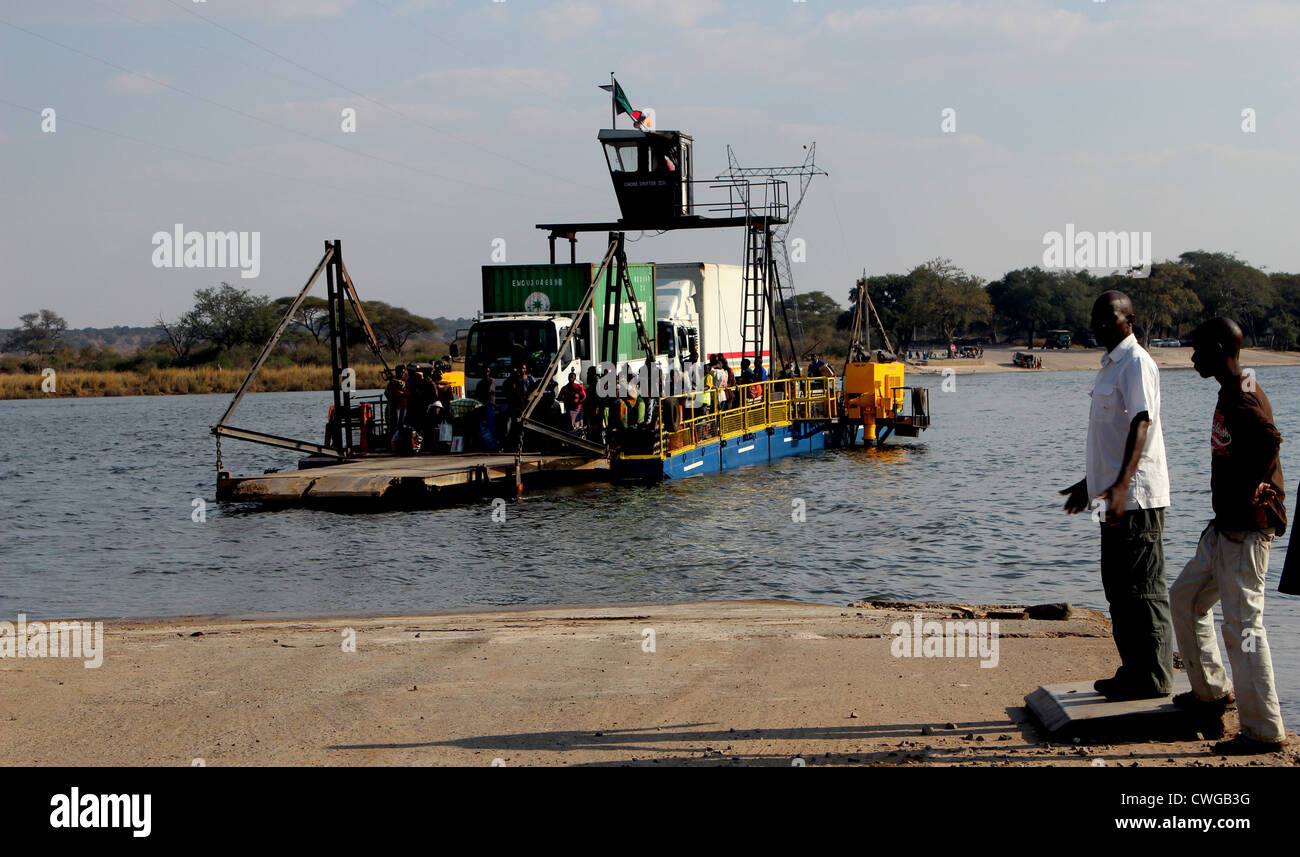 Le passage de bac sur le fleuve Zambèze à partir de la Zambie pour le Botswana, l'Afrique (extrait de du côté Zambien) Banque D'Images