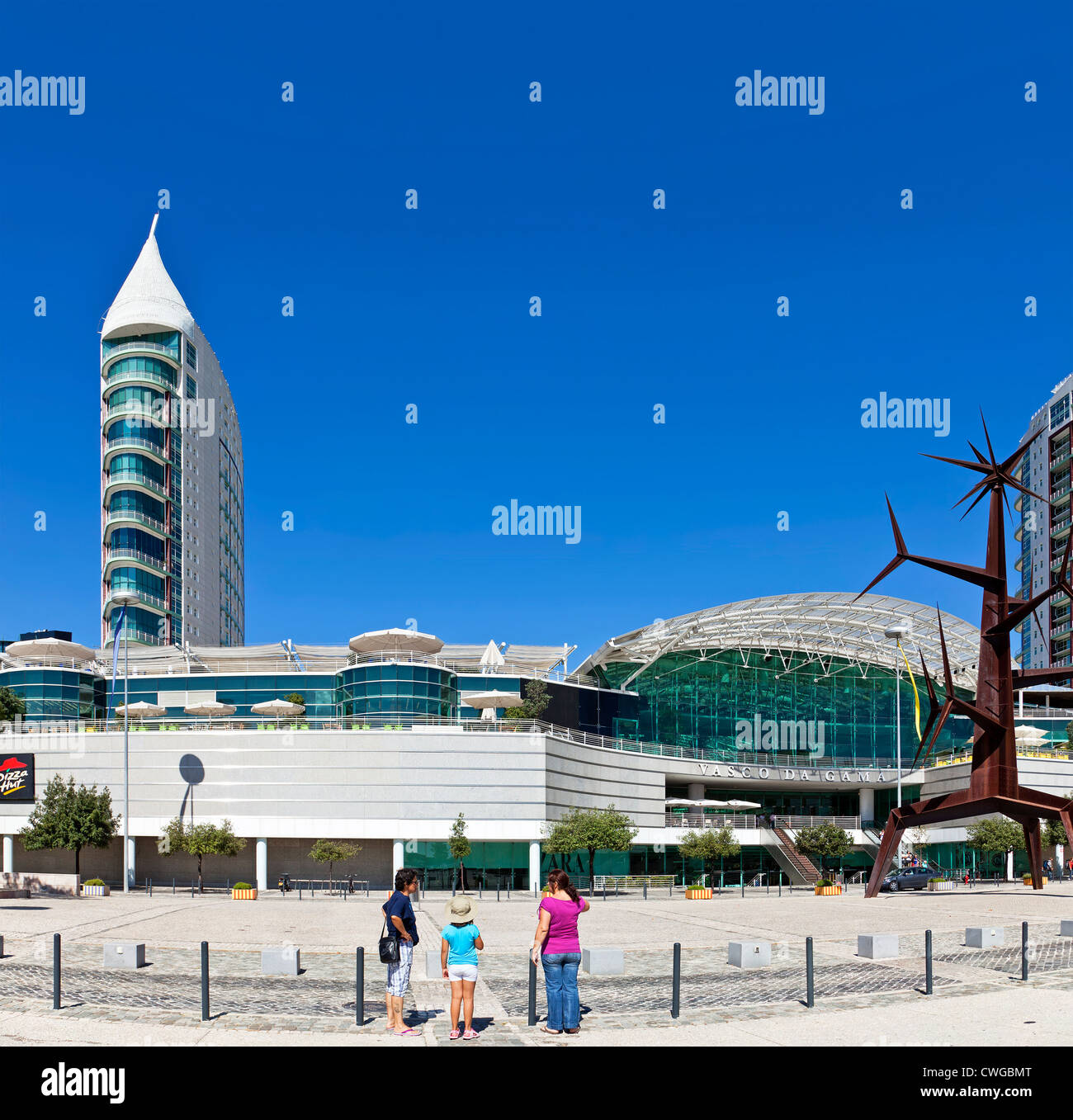 Centre commercial Vasco da Gama et São Gabriel Tower dans le Parque das Nações (Parc des Nations), Lisbonne, Portugal. Banque D'Images