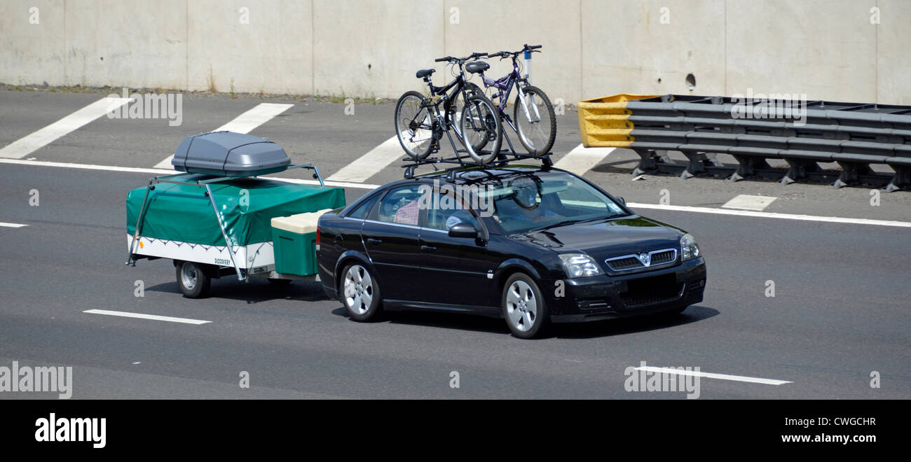 Remorquage voiture remorque de camping avec coffre de toit et porte vélo  Photo Stock - Alamy