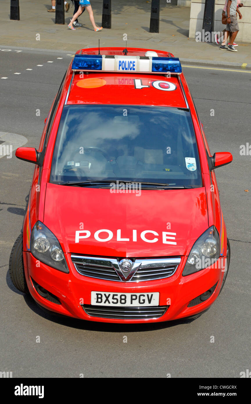 Voiture rouge de la direction générale de la protection diplomatique et parlementaire de London Metropolitan Police stationné jusqu'à Whitehall, près de Downing Street England UK Banque D'Images