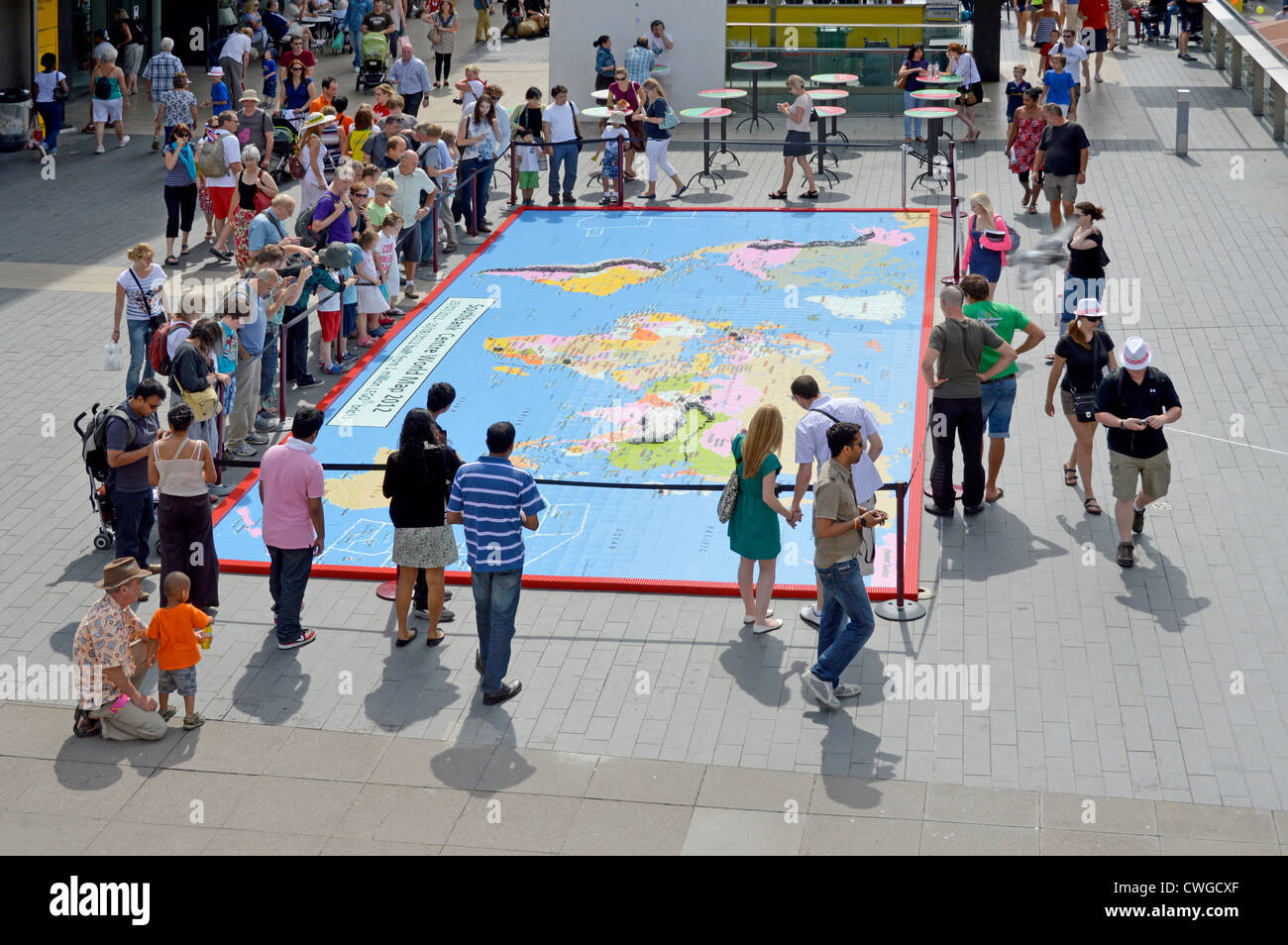 Vue aérienne Londoniens et touristes regardant une partie de la représentation de la carte du monde faite de blocs de construction Lego à l'extérieur de Festival Hall South Bank London Angleterre Royaume-Uni Banque D'Images
