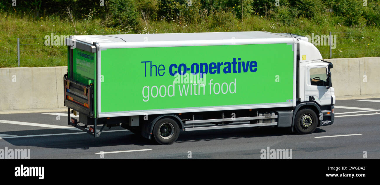 Chaîne d'approvisionnement alimentaire Co op livraison camion magasin camion poids lourds utilisés pour la distribution de denrées alimentaires aux supermarchés coopératif conduisant le long d'autoroute England UK Banque D'Images