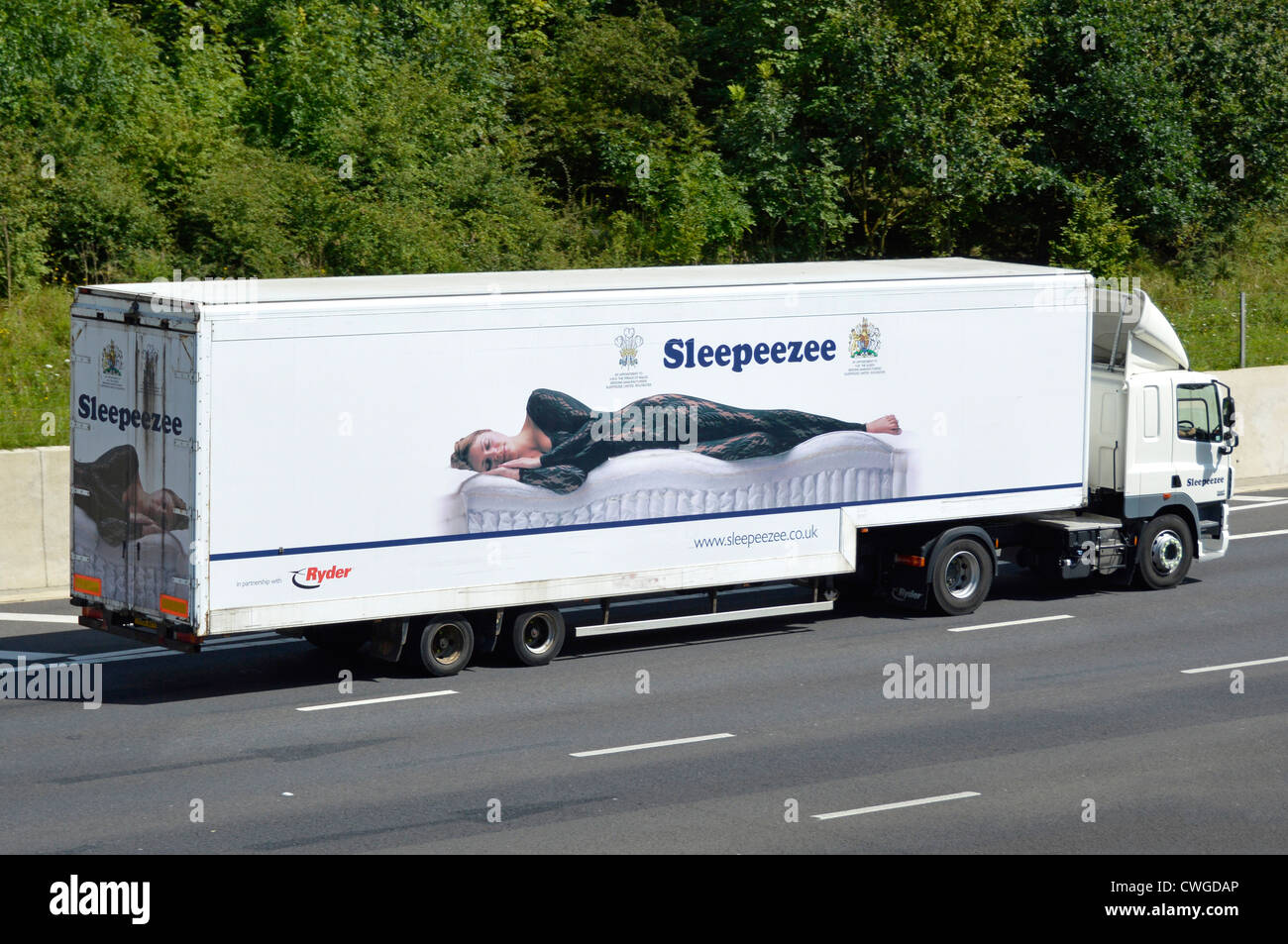 Camion Articulé Sleepeezee et remorque avec graphiques, y compris la souscription pour Son Altesse Royale la Reine Elizabeth et le Prince Charles Banque D'Images